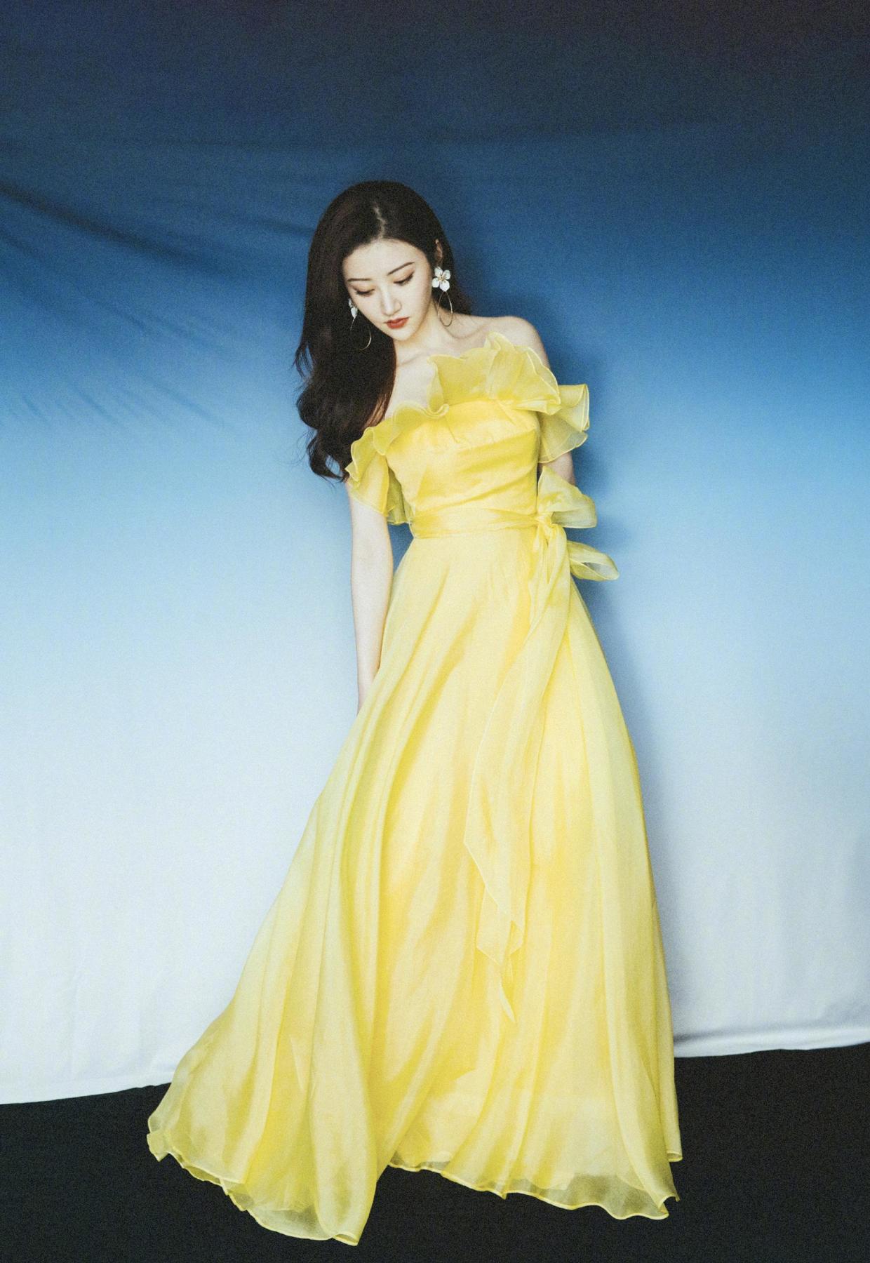 景甜|景甜把饱满身材藏起来了！身穿一袭黄色抹胸裹身裙亮相，高级优雅