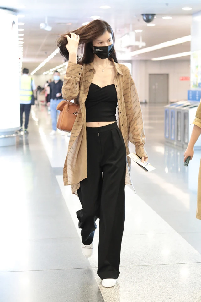 衬衫|何穗的造型真养眼，阔腿裤+衬衫尽显超模范，没浪费178cm的身材