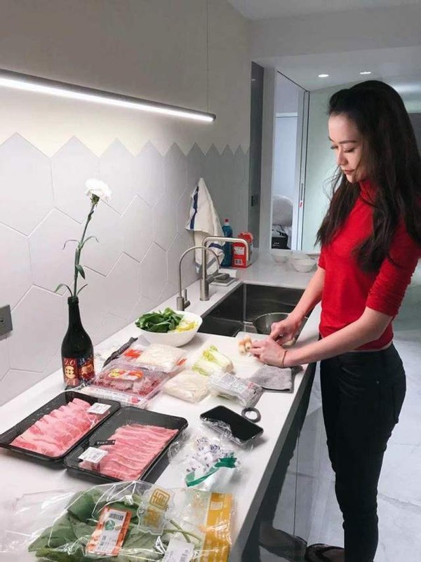 胡歌|秦汉46岁儿子罕见晒娃，与小16岁辣模生子，却至今未娶孩子妈