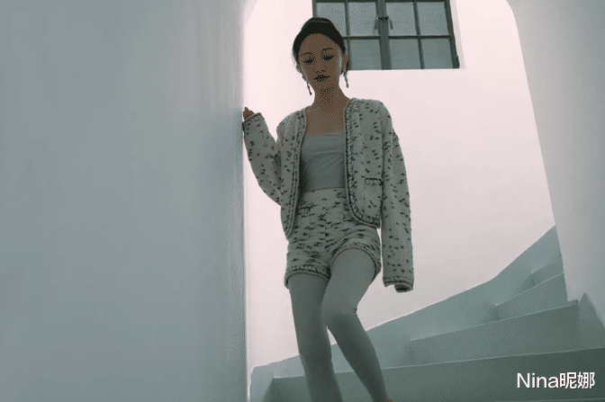 周迅|周迅罕见参加电影酒会，高调穿黑丝袜配彩虹短裙，面色红润超富态