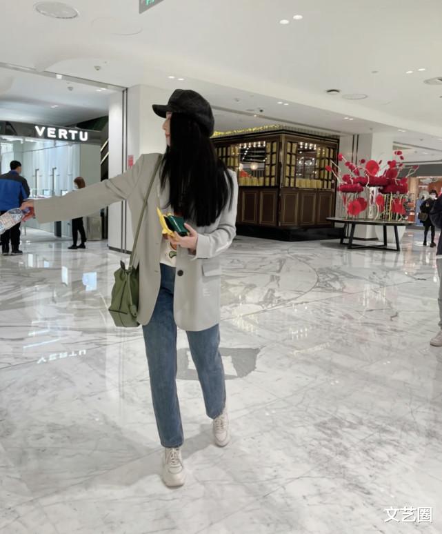 范冰冰|范冰冰春节逛街生图曝光，瘦了许多颜值惊艳，打扮低调却被吐槽衣品差