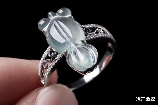 翡翠|动物小雕刻之翡翠金鱼欣赏