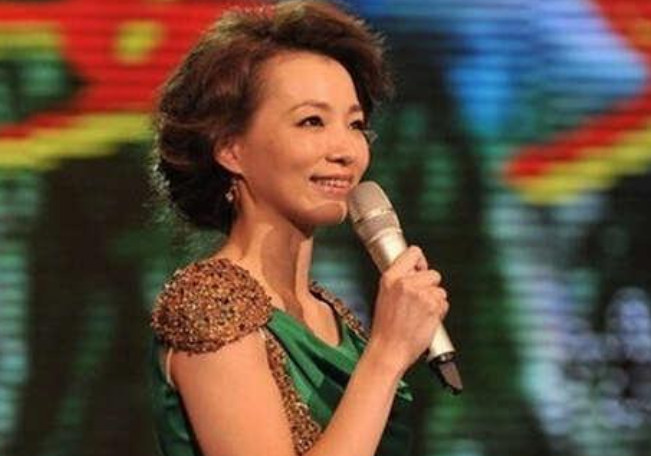 董卿|董卿的美都是假的？真实啥样？网友：被骗了这么多年！