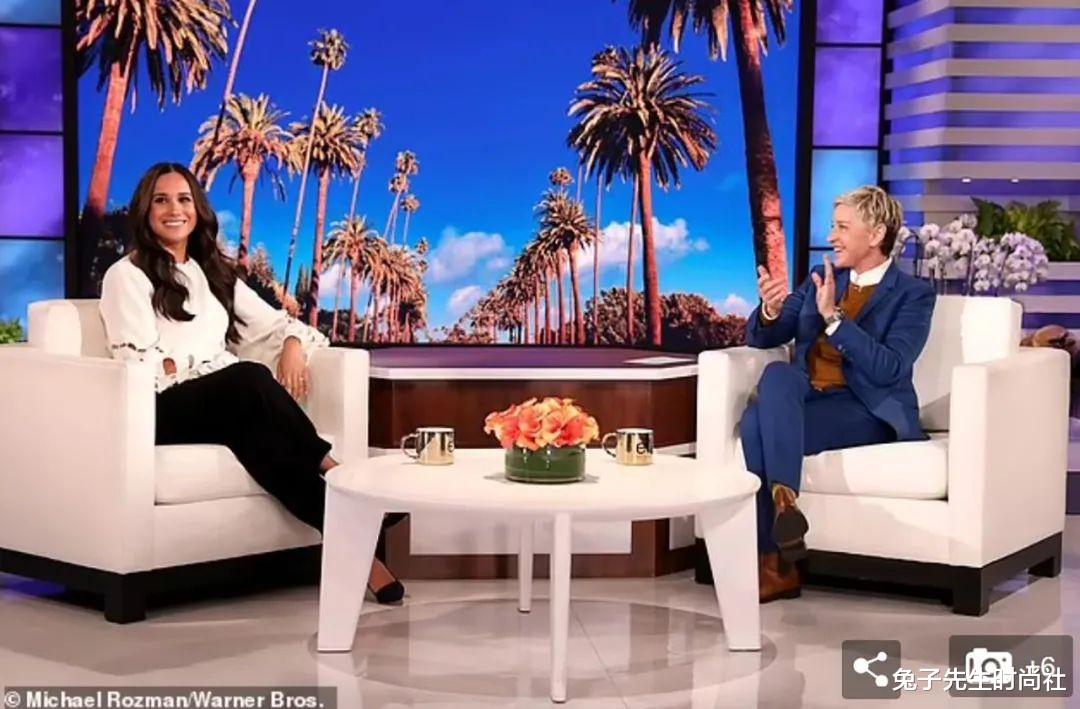 美国|梅根在美国街头恶搞,蹲在地上吃薯片,被父亲批评:愚蠢的噱头!