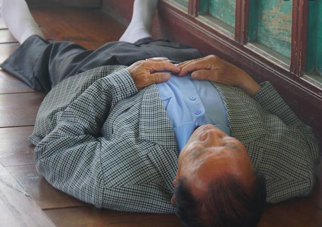 为什么大部分动物都是趴着睡,而人却是躺着睡?