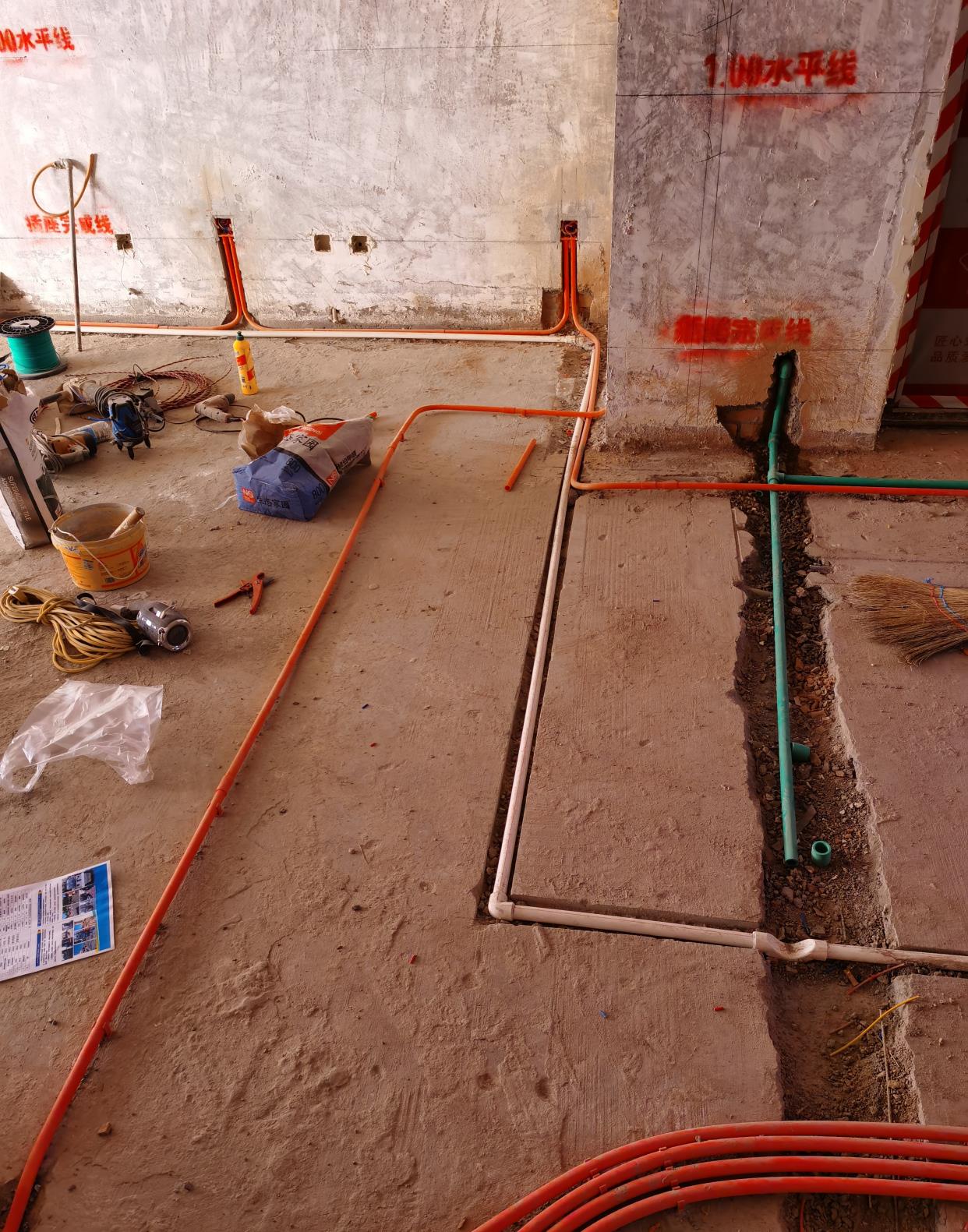 旧房翻新，原墙地面和顶板的处理要尤为注意，否则会引发很多问题