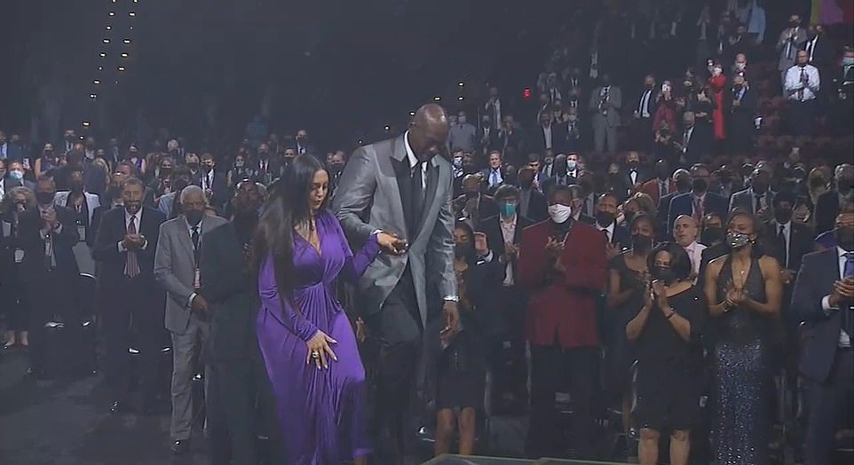 科比·布萊恩特|科比妻子名人堂發(fā)言讓人淚奔！穿低胸紫裙亮相好驚艷，喬丹親吻她