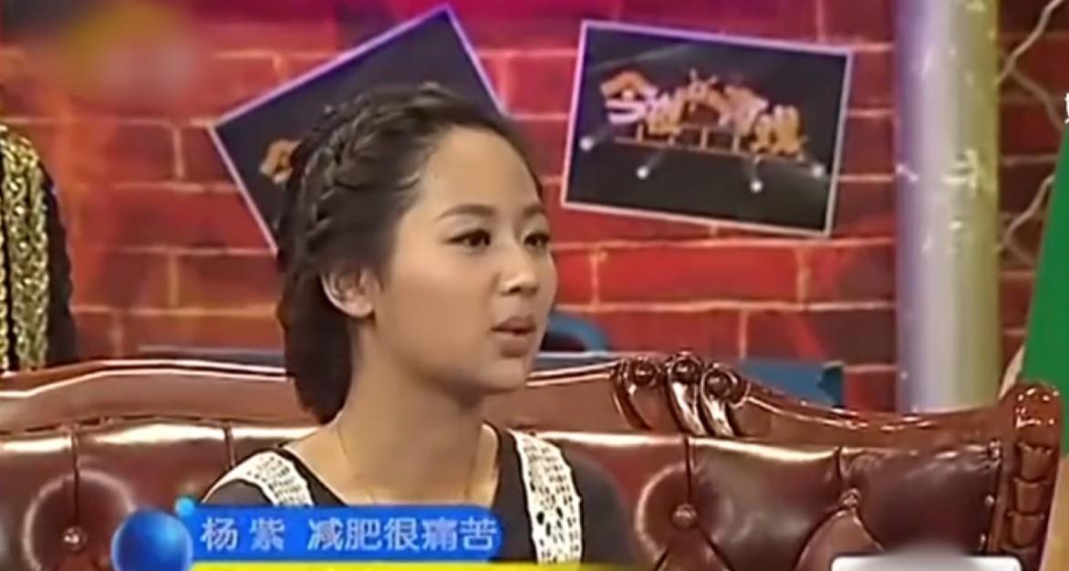 杨紫|28岁杨紫瘦了！脖子修长腿细如竹竿，身形比身旁助理小一圈