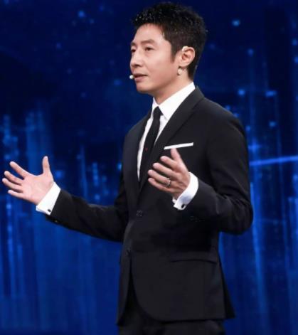 撒贝宁|撒贝宁重回《今日说法》，网友激动喊话，其实他一直都没有离开