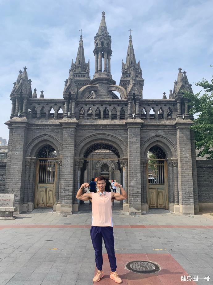 健身圈一哥 28岁肌肉小哥哥，撩起衣服就是腹肌，一看就是健身房挥汗如雨的结果！