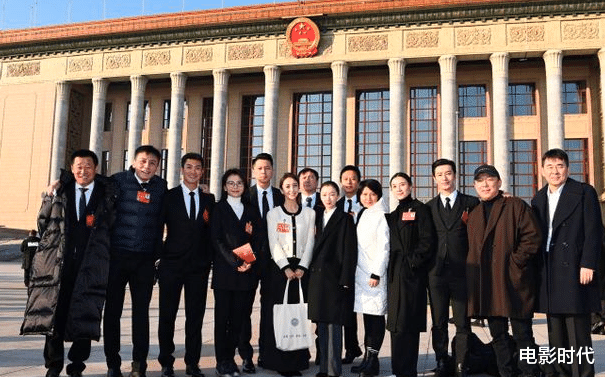 佟丽娅|佟丽娅晒出文代会合影，众明星齐聚一堂，状态超级棒！