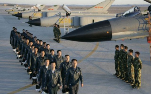 當局警告無效！400名飛行員集體“跳槽”中國，還放話絕不回國-圖3