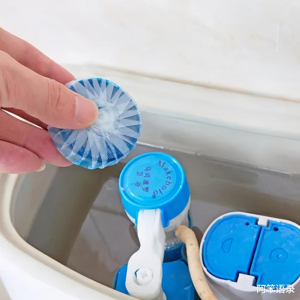 洁厕灵|马桶水箱内放块洁厕灵，有人说会致癌！这种说法是真的吗？