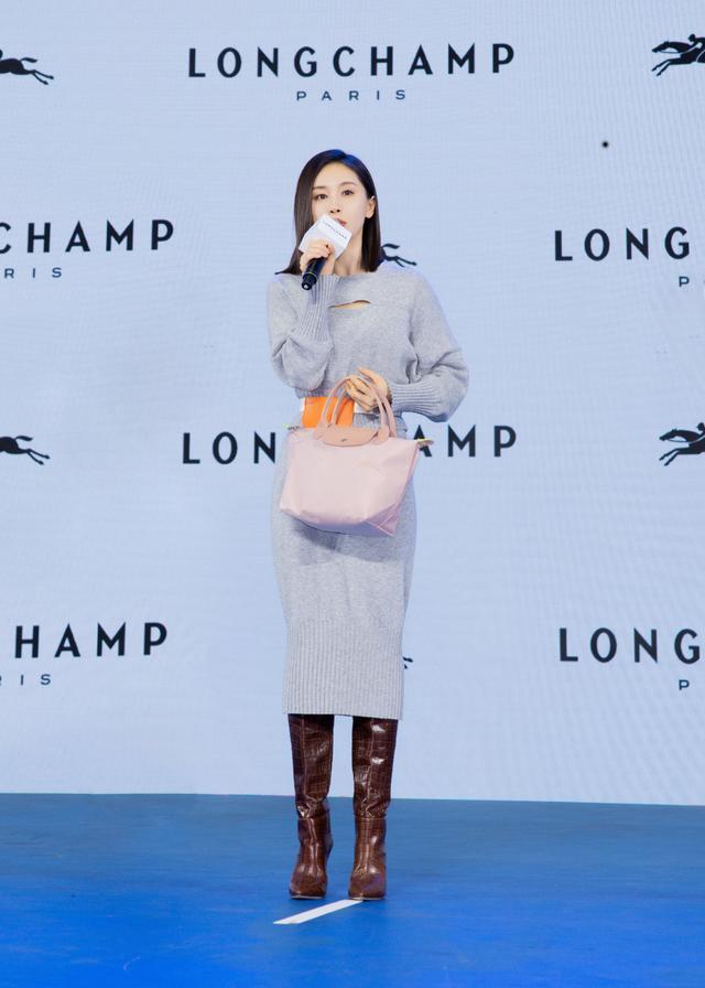 旗袍公馆 王子文才1米59?穿针织裙亮相比例真好,恋爱后也变温柔了