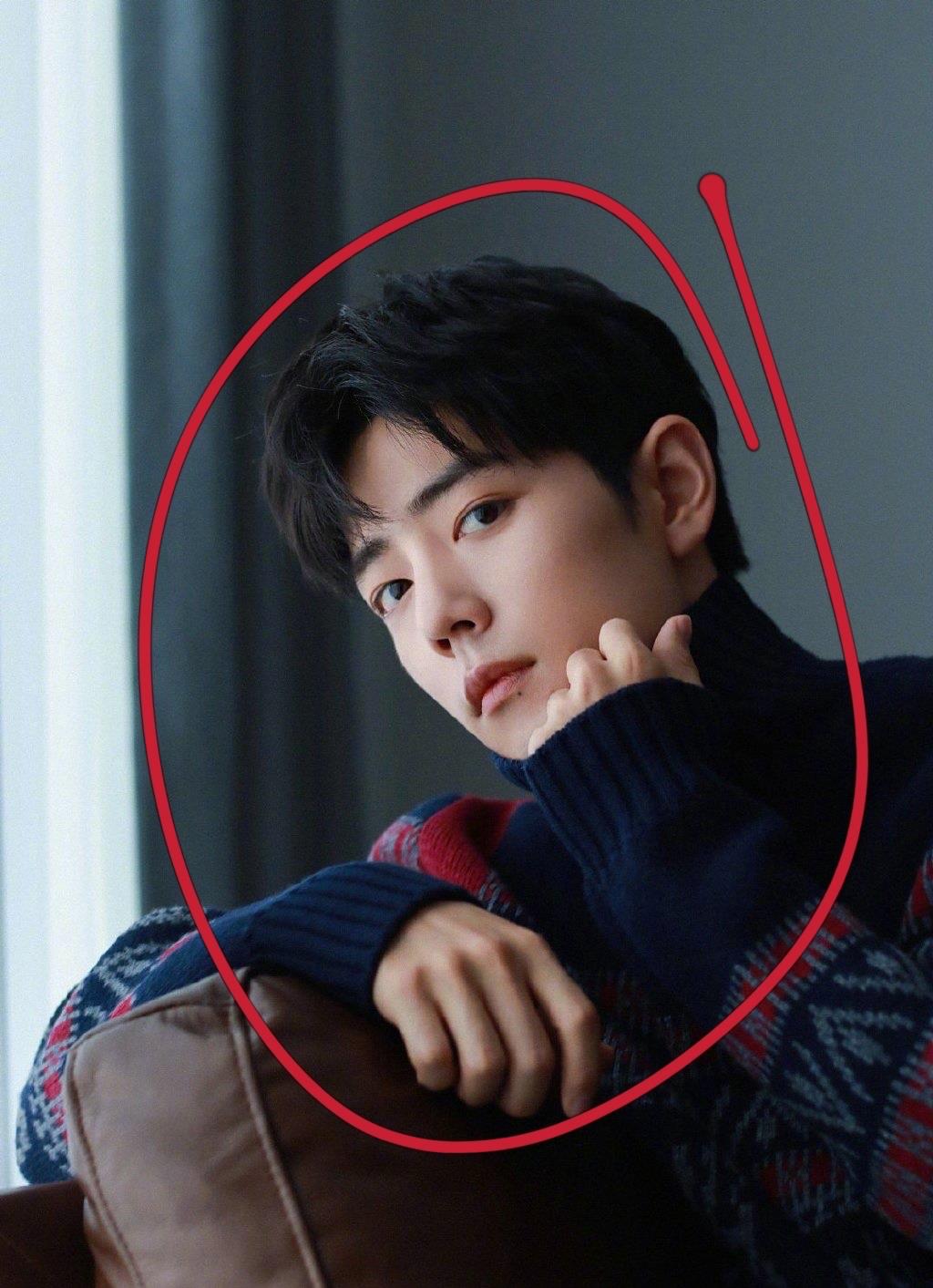 |肖战回京后穿“高领毛衣”拍照！故意遮挡脖子，网友：动作太明显