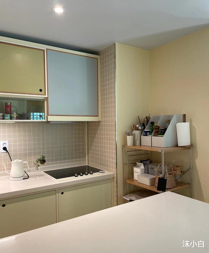 |晒她80小房子，主卧改成客厅，自己睡4㎡房间，开门就躺下！爱了