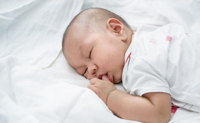 小胡童心说|孩子从小就喜欢蹬被子，这到底是为什么，真的是太热了？