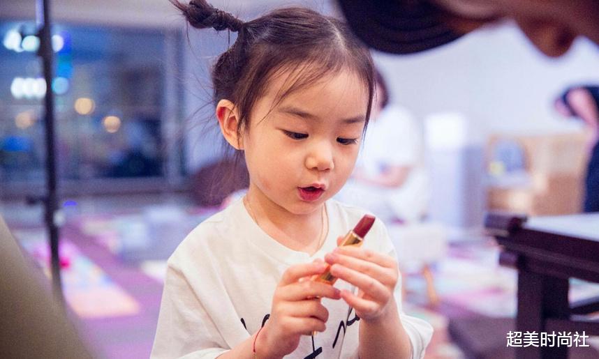 化妆品|林允新综艺冲上热搜！双马尾造型很有少女感，带孩子化妆却引热议