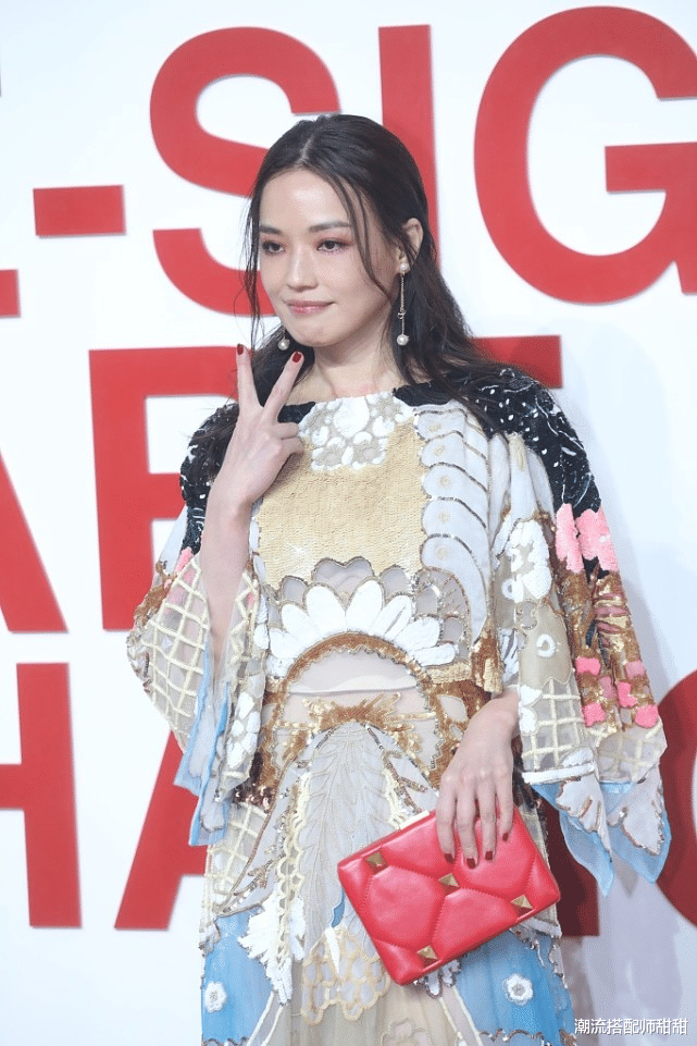 潮流搭配师甜甜 舒淇仗着自己长得好看就随便穿衣服,这桌布裙,却穿出了复古感