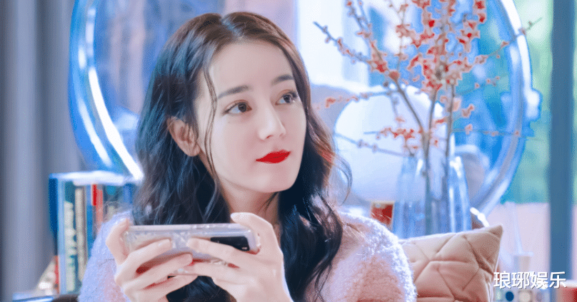 迪丽热巴|《你是我的荣耀》刚开播就拿下冠军，大家却关注热巴睡觉还不卸妆