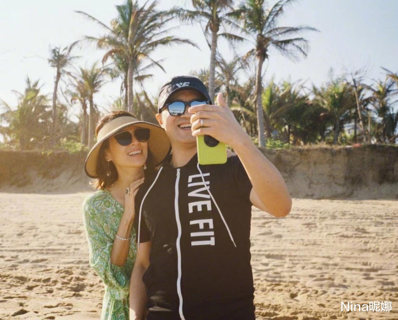 章子怡|章子怡携吴京深夜轧马路，穿半身裙扎羊角辫似学生，手机屏保抢镜