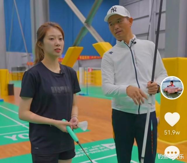 运动|钓王邓刚玩出新花样！用鱼竿挑战美女球员，结局尴尬以“闪腰”收场