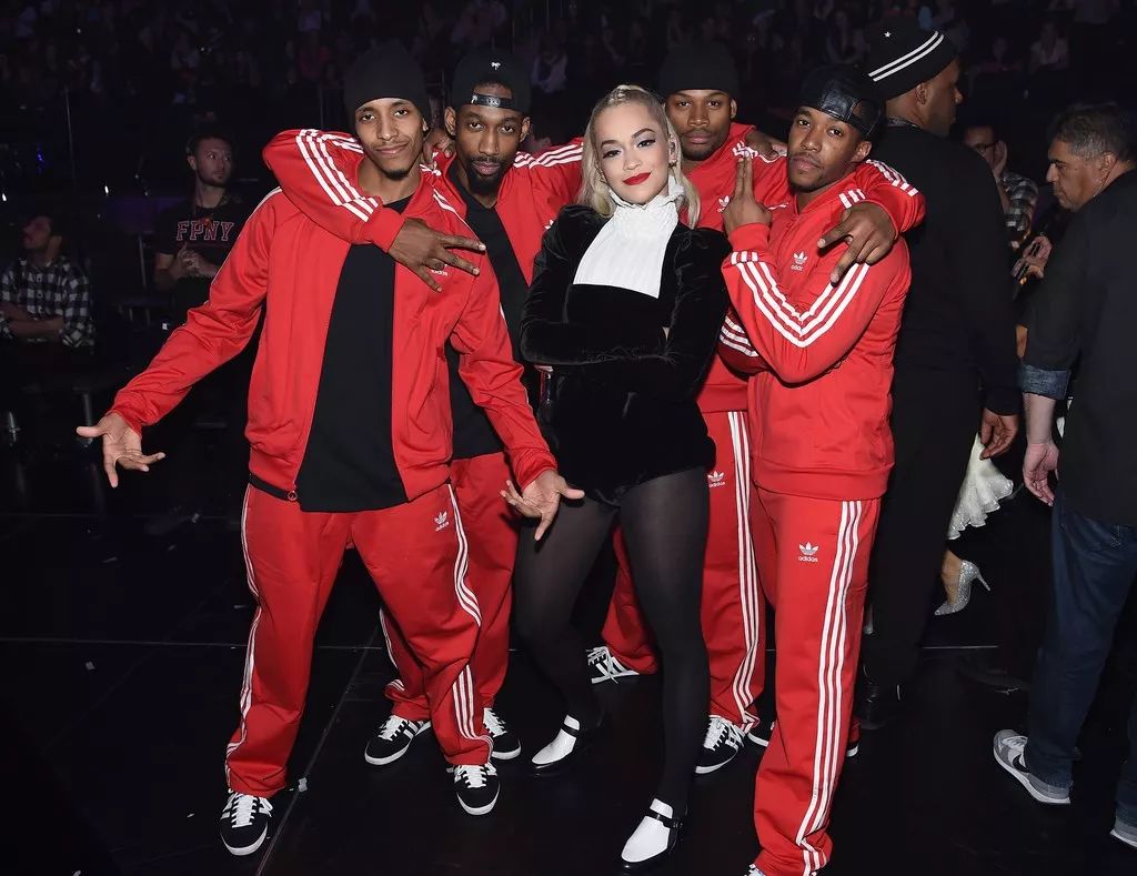 纺织服装时尚内参|今年夏季女装流行方领，一定要够大够宽才时髦~