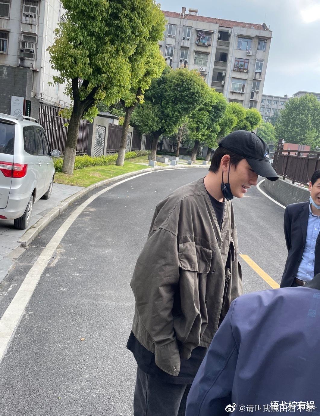 梧弋柠有娱 朱一龙在母校门口磨保安放行,纯素颜到处溜达,被“罚抄”可还行?
