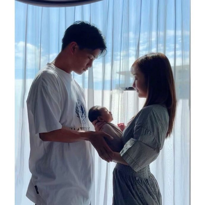 AKB48|AKB48元祖级成员诞下女儿，首张全家福曝光，嫁日本运动员才9个月