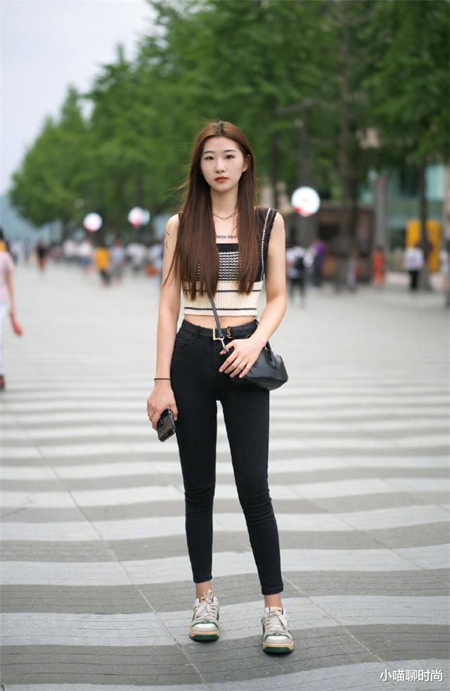 小喵聊时尚|今夏新流行的“锥形裤”，这样搭配更显高显瘦！
