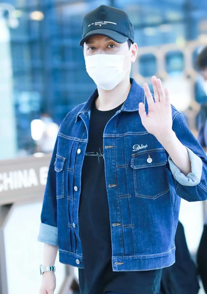 方脸妹说时尚|冯绍峰久违走机场,穿牛仔外套戴名贵表太奢侈,见记者偷拍忙挥手