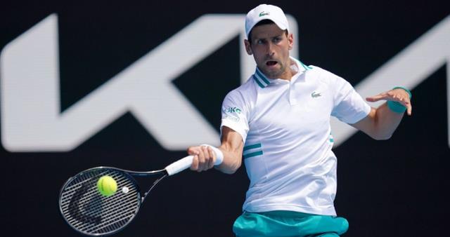 澳網(wǎng)|險(xiǎn)遭大爆冷！德約四盤(pán)雙搶七苦戰(zhàn)險(xiǎn)勝?zèng)_澳網(wǎng)9冠王提前拉警報(bào)