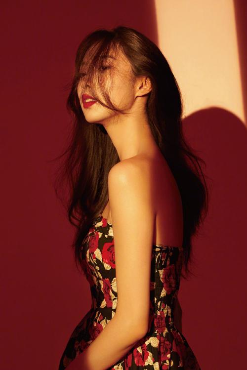 可彡个人形象管家|30岁的李沁外出郊游青春活力十足，她的穿搭亮眼了