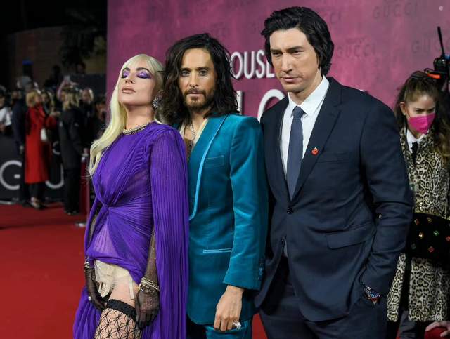 智友|Lady Gaga亮相新片首映艳压全场！贵气足以配黑寡妇，钻石挂满全身