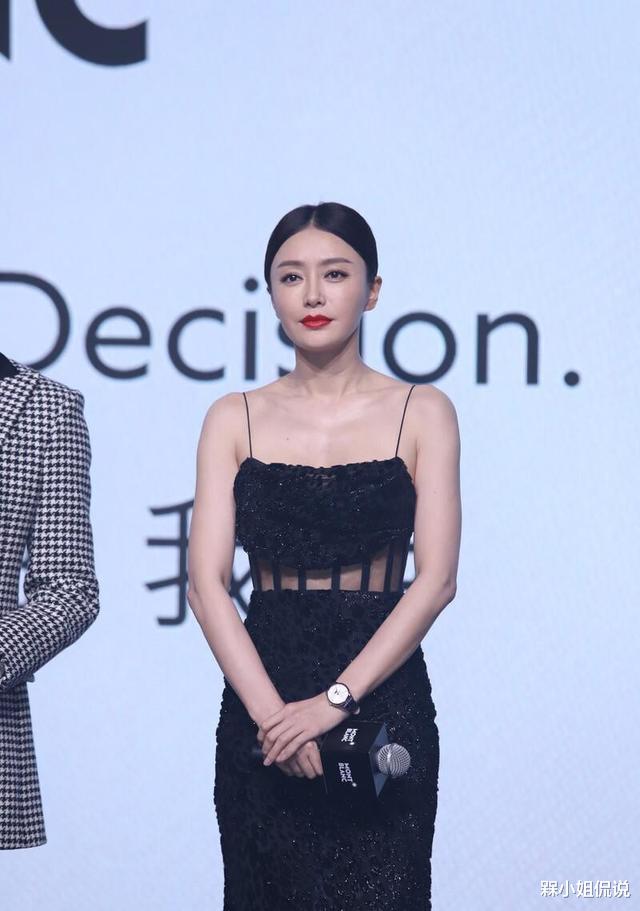 槑小姐侃说|秦岚胆儿真大，穿吊带长裙仅靠两根细绳支撑，黑色豹纹尽显野性美