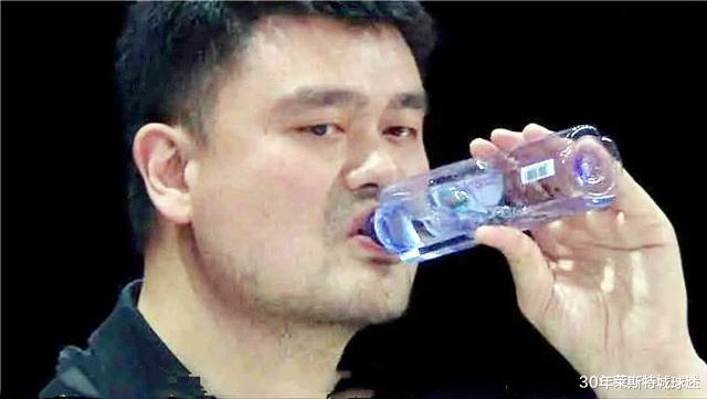 安东尼·戴维斯|姚明家又出了个巨人！姚明10岁女儿长到他胸部了，行人也看懵了