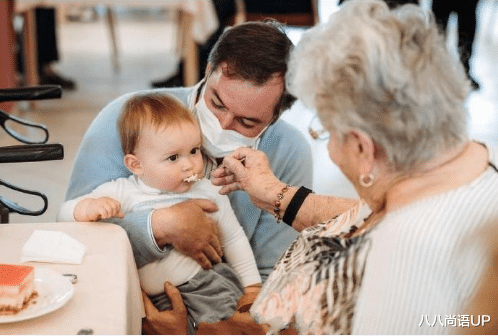 八八尚语UP|卢森堡王室一家三口探访敬老院，王储妃印花裙温柔，夏尔成为团宠