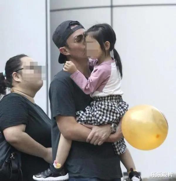 海豚|林心如女儿小海豚露面，穿漂亮粉色公主裙，不停往霍建华怀里钻