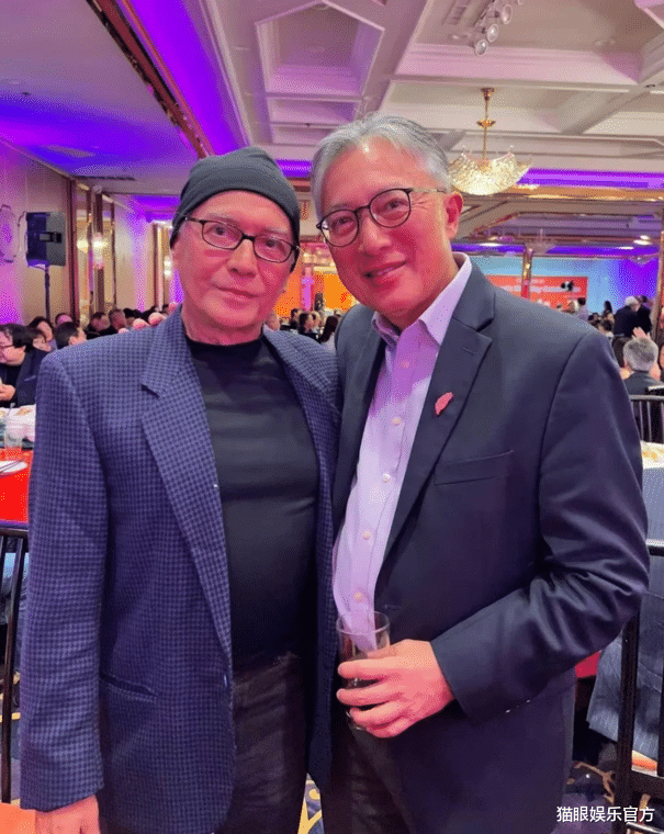 尊龙|69岁尊龙息影多年罕现身，挺着大肚腩，自然老去五官变慈祥