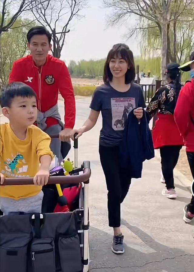 李子雄|61岁李子雄带子踏青，被说像爷孙，“父女恋”娇妻是张铁林前女友