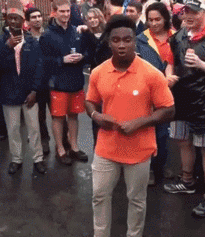 舜网 勇敢的小伙子给刚蜕完皮的眼镜王蛇喂水，会不会上演“白娘子报恩”？