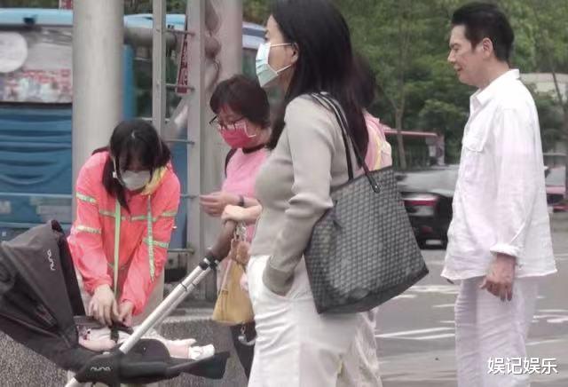 郭碧婷|郭碧婷抱女儿逛公园，公公向华强接过孙女，cora伸小手找妈妈超萌