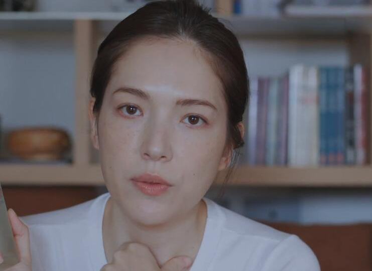 电影|10位混血女星今昔颜值对比：有人30颜垮，有人50如少女，谁最扛老