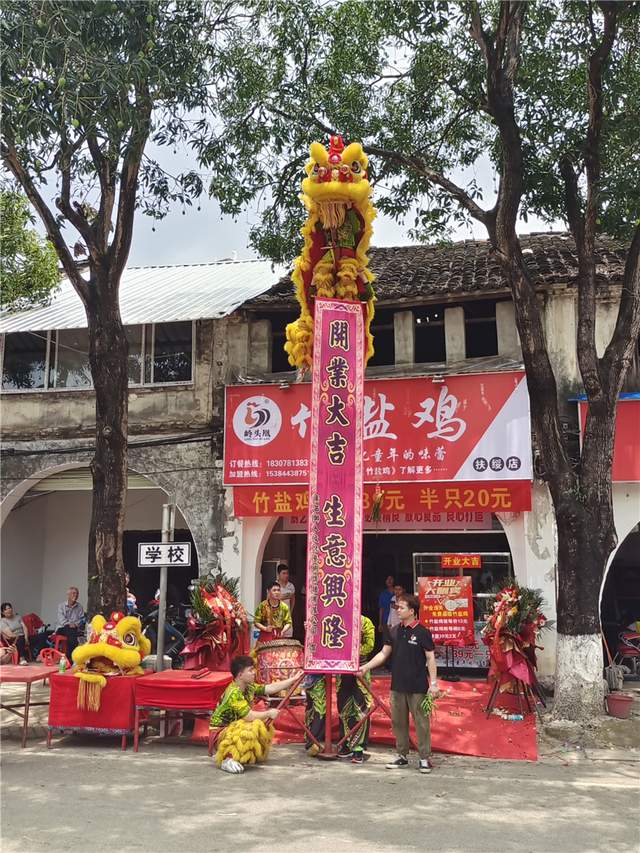 广西生活圈 南宁网红美食“岭头凰”竹盐鸡落户扶绥老街