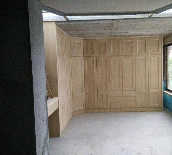 新房装修中，木工加班加点20天做完满屋子家具，工钱17300贵吗？