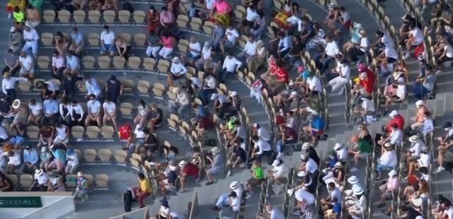 德约科维奇|没有想到！德约科维奇0-4陷逆境，纳达尔两次破发，现场球迷鼓噪