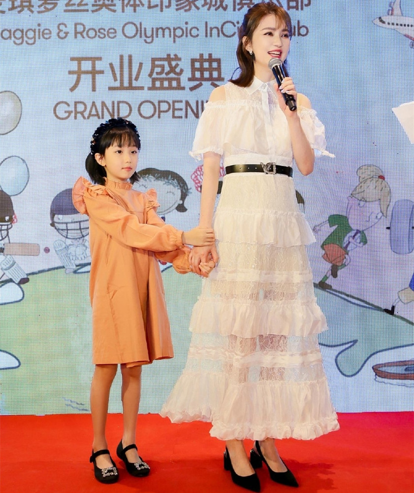 猫姐穿搭经 张丹峰一家三口同框,洪欣穿搭减龄时髦,真不像50岁的阿姨