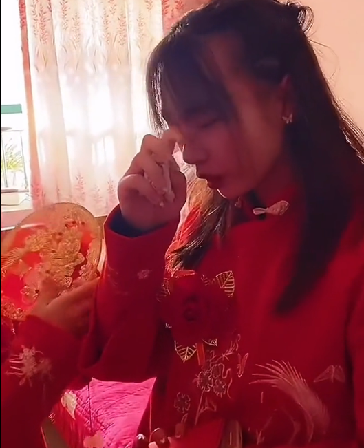 远嫁新娘在新郎门外站1小时,大冷天冻发抖,网友心疼:别结婚了