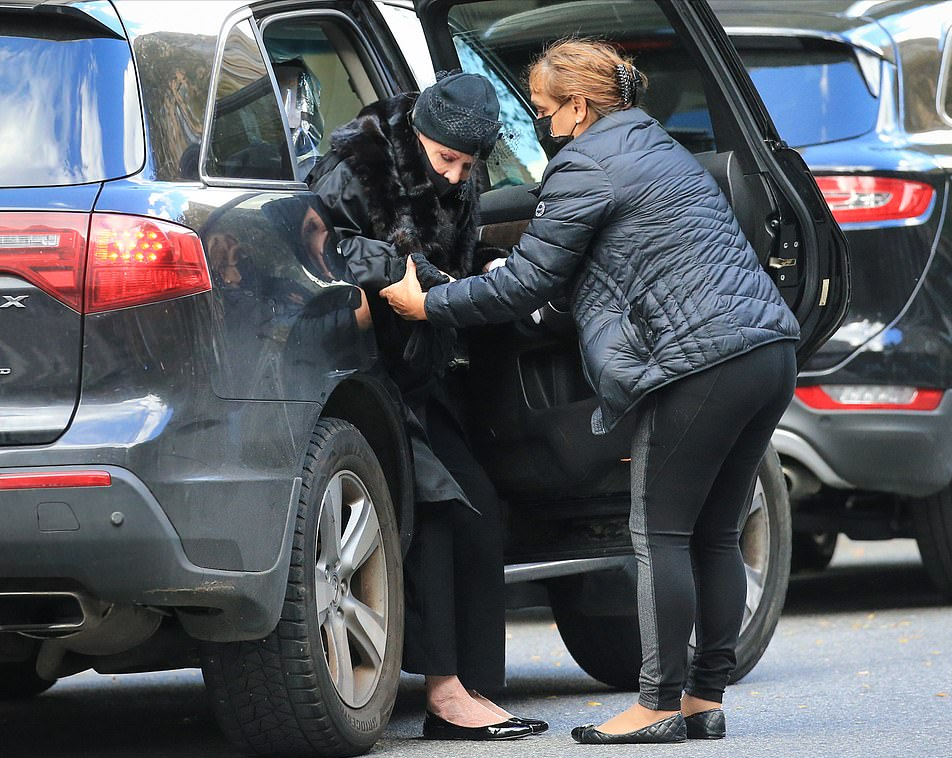 发型 特朗普72岁原配首次换发型!扎着马尾也贵气,挽着儿子亮相好虚弱