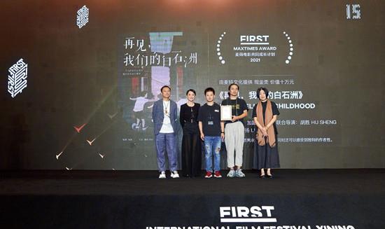 方脸妹说时尚|周迅有幸为国货代言，穿露脐西装配喇叭裤却瘦成麻杆，目测就70斤